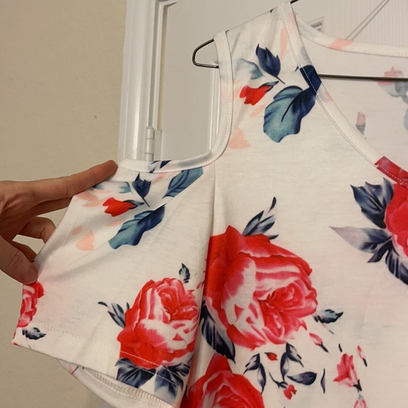 Like new floral cold shoulder top, size medium - Picture 3 of 6